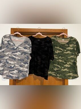 Old Navy Women's Camo Short-Sleeve Tops - Gray, Black, Green